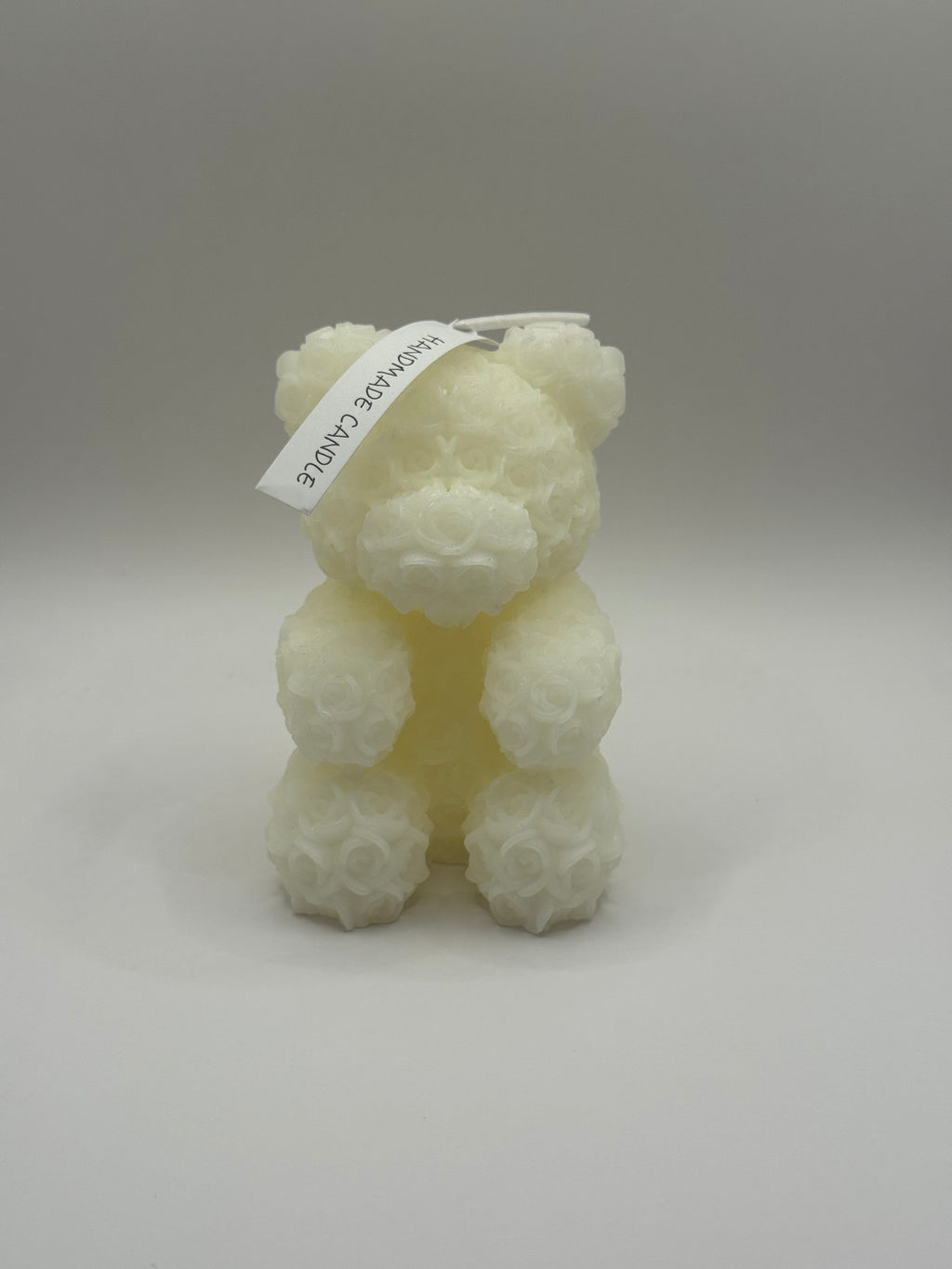 Decoratieve Witte Beertjes Kaars van Roosjes – Natuurlijke Sojawas, Sweet Persimmon & Coriander Geur